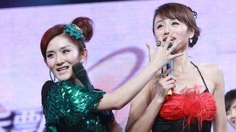 谢娜窦靖童后台偶遇热聊破次元壁，综艺现场笑声不断